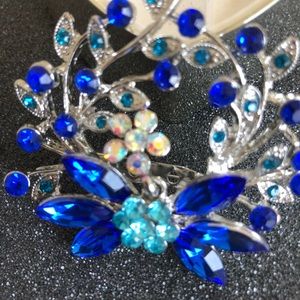Crystal Brooch Pin in Blue. NEW